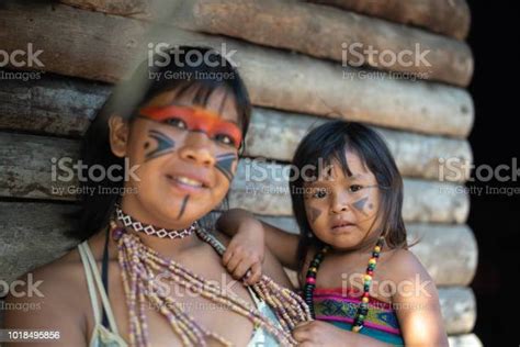foto de mulheres jovens brasileiras indígenas e seu filho o retrato do tupi guarani etnia e mais