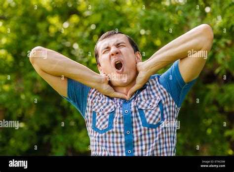 Mann Auf Der Straße Würgen Sich Hände Auf Einem Grünen Hintergrund Le Stockfotografie Alamy