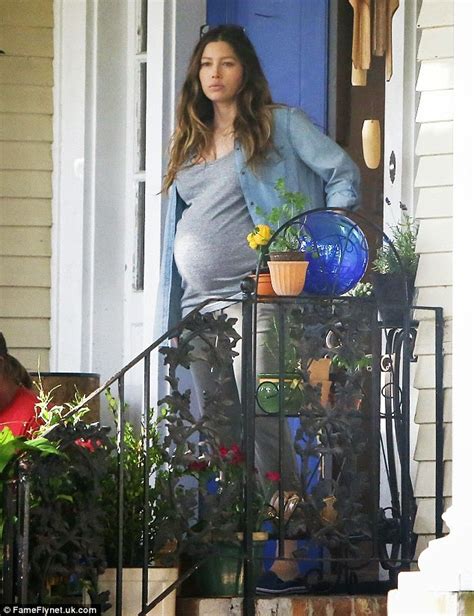 Pregnant Women Beautiful Pregnancy Blues Jessica Biel Looks Uncomfortable As She Films New