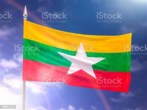 Bendera Myanmar Dengan Suar Dan Langit Biru Tua Foto Stok Unduh