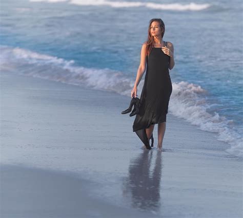 صور نساء على البحر اتمتع باحلى الاوقات على الشاطئ صور حزينه