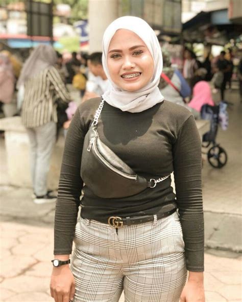 pin oleh azizikong di casual hijab outfit di 2020 gaya hijab wanita hijab