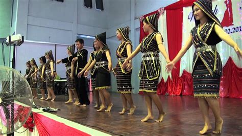 Sabah Traditional Dance Sumazau Bokintai Botumban Pukak Youtube