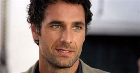 He performed his military duty in the bersaglieri and he studied at the isef but didn't finish in order to begin an acting career. Raoul Bova evade il fisco: finirà in prigione?
