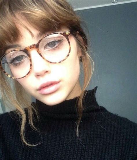 This Kinda Looks Like Me Does Anyone Know Who This Is ¿ Bangs And Glasses Glasses Outfit Cute