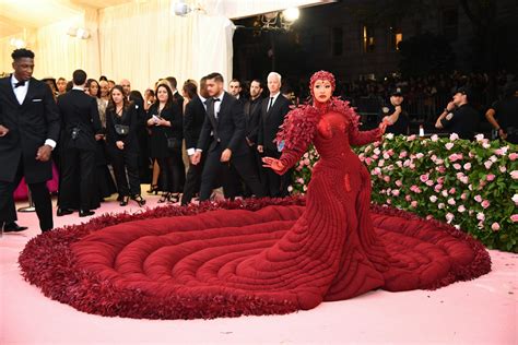 Cardi Bs Met Gala 2019 Dress Featured 30000 Feathers And Took 35