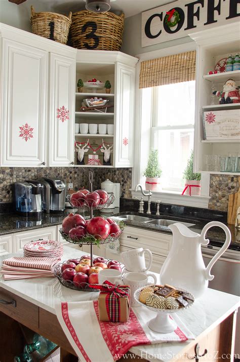 Just like holiday shoppers, homeowners tend to wait until the last minute to decorate their home for the holidays. Christmas Kitchen