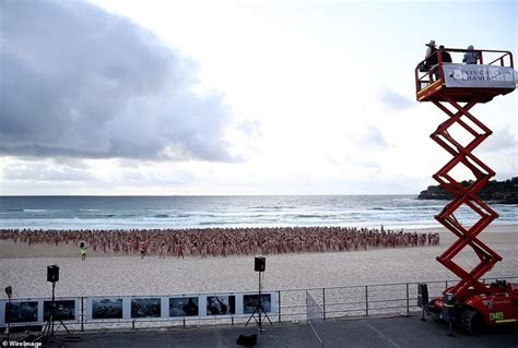 Úc Hàng ngàn người khỏa thân ngoài bãi biển để chụp ảnh tập thể Báo