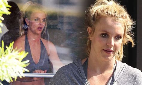 Britney Spears Shows Off Toned Abs In Sports Bra After Dance Rehearsal Daily Mail Online