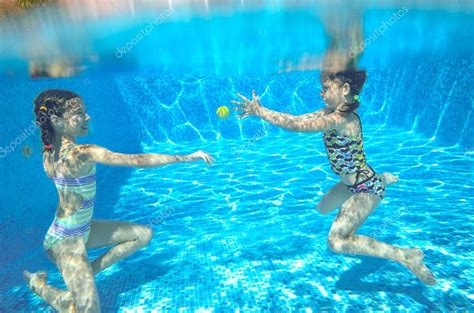 Felices Los Niños Nadan En La Piscina Bajo El Agua Las Niñas Nadando