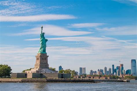 La Estatua De La Libertad En El Puerto De Nueva York Imagen De Archivo