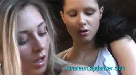 Amateur Lap Dancer Deux Superbes Femmes Blondes Et Brunes Se Font Du