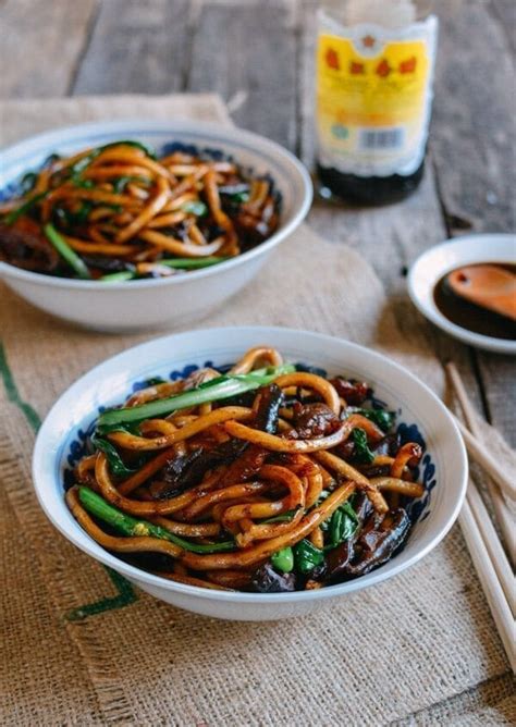Add 2 tbsp of oil over medium heat, saute the mushrooms for about 2 mins. Shanghai Fried Noodles (Cu Chao Mian) | Recipe | Asian ...