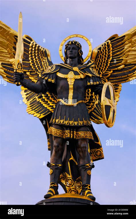 Larchange Michael Sculpture En Symbole De Kiev Ukraine Banque Dimages