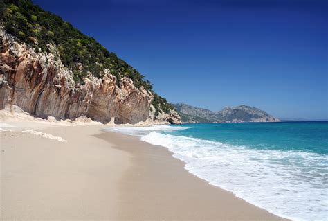 Sardinië is een italiaans eiland in de middellandse zee. Stukje Sardijns strand meenemen? Boete! - Sardinië.nl