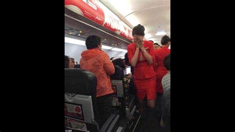 【airasia空姐遭侮辱！】中國野蠻乘客因不能和伴侶坐在同一個座位，而將「滾熱的泡麵」潑向亞航空姐的臉蛋！ youtube