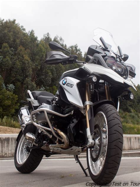 Les cliquetis du moteur supposément causé par le décompresseur est vraiment désagréable et bmw ne veut pas ou ne peu pas réglé le probleme et nous envoie promener lorsqu`on se plaint.ce probleme survient dans. 2015 BMW R 1200 GS Side Stand (มีรูปภาพ)