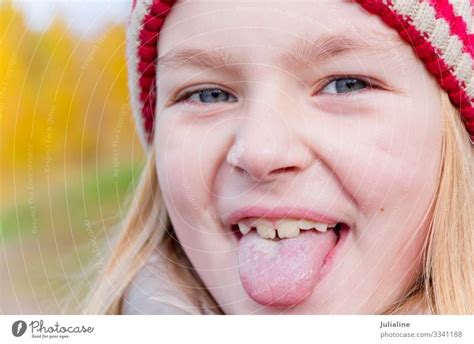 Süßes Mädchen Streckt Die Zunge Heraus Ein Lizenzfreies Stock Foto Von Photocase