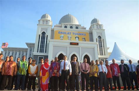 Negeri perlis merupakan negeri yang terkecil di malaysia dengan jumlah kerusi sebanyak 3 buah parlimen dan 15 dewan undangan negeri (dun). AKTIVITI MENTERI BESAR PERLIS: MAJLIS PENYERAHAN PELEKAT ...