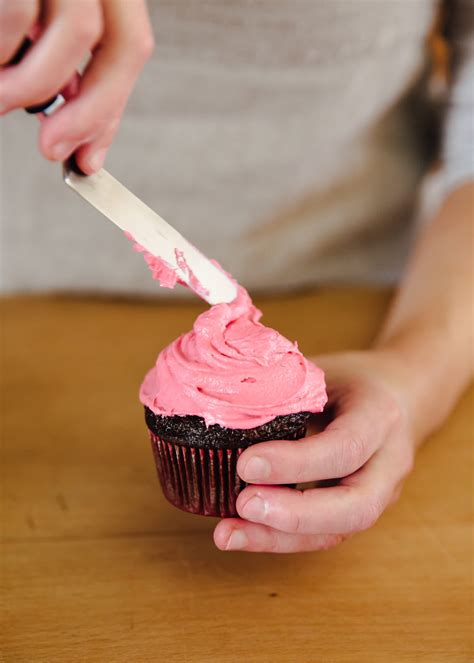How To Frost A Cupcake Easy Ways Kitchn