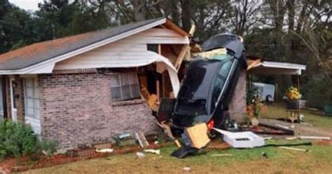 Must See Car Crashes Into Alabama Home Shocking Photo Goes Viral