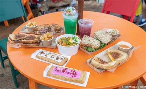 review breakfast lunch and dinner at woody s lunch box in toy story land