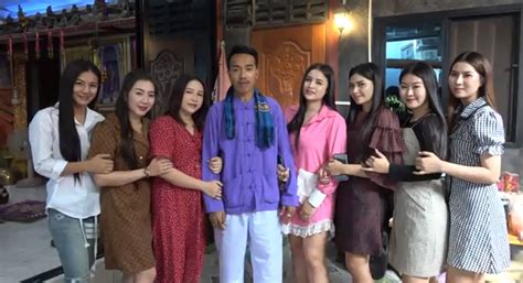 Tatuador Tailandés Tiene Siete Esposas Y Se Acuesta Con Una Diferente