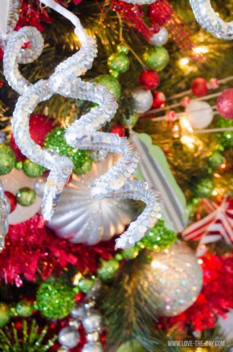 Whimsical Christmas Tree Decorating Ideas 16 Decorewarding