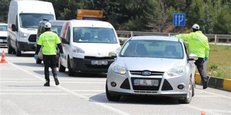 Zorunlu halleri kapsamında bulunmayan kişiler toplu taşıma araçlarıyla seyahat edebilir. Seyahat İzin Belgesi Nasıl Alınır? Seyahat Yasağından ...