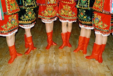 ukrainian-traditional-dance-clothing-vogue