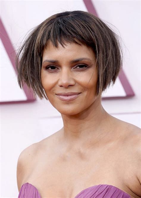 Halle Berry S Sexy Look At Academy Awards 2021 Red Carpet 18 Photos