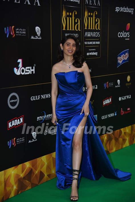 Zara Khan Poses On The Green Carpet Of Iifa Awards 2022 Media
