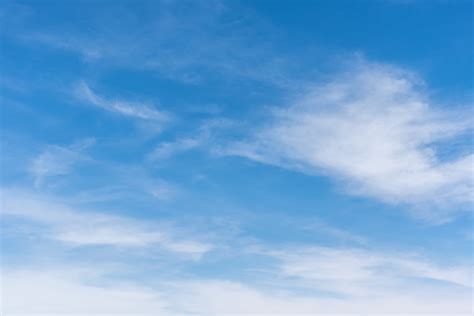 Awan Cirrus Di Langit Biru Foto Stok Unduh Gambar Sekarang Alam
