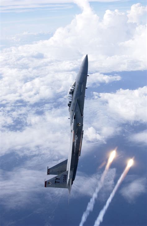 F 15 Vertical Deployment Of Flares Hi Res Myconfinedspace