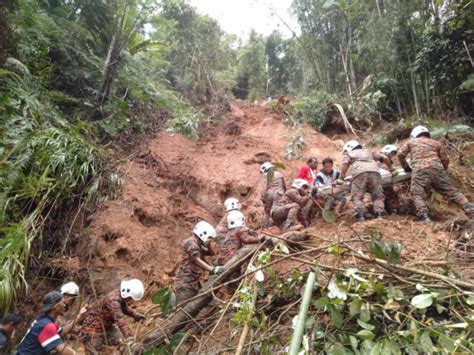 Kereta dihanyutkan akibat banjir lumpur di pekan ringlet susulan hujan lebat di beberapa kawasan di sekitar nstp/muhaizan yahya. 3 Sleeping Myanmar Farm Workers Were Killed In Cameron ...