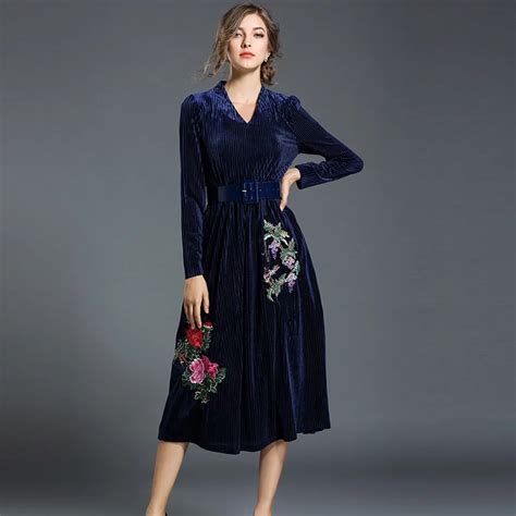 2017autumn New Woman Vintage Floral Embroidery Velvet Dress Full Sleeve Mid Calf Long Dresses