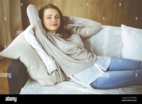 Barefoot Girl Lying On Sofa Fotos Und Bildmaterial In Hoher Auflösung Seite 4 Alamy