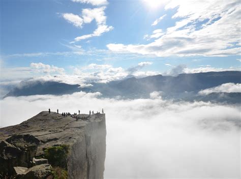 Für die kanzel oder wörtlich der predigtstuhl) ist eine natürliche felsplattform (felskanzel) in ryfylke in der norwegischen provinz (fylke) rogaland und eine touristische attraktion mit weitem blick über den lysefjord und angrenzende berge. Preikestolen Foto & Bild | archiv projekte naturchannel ...