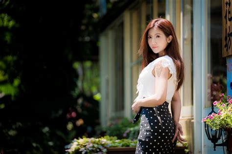 배경 화면 아시아 사람 모델 여자들 긴 머리 갈색 머리의 피사계 심도 흰 셔츠 치마 식물 나무 창문