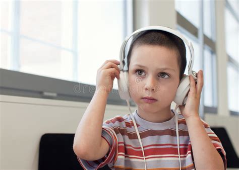 Auriculares Que Llevan Del Niño En La Lección Que Escucha Foto De