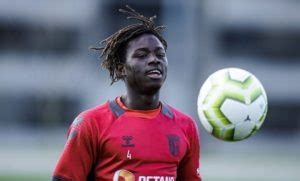 Upload, livestream, and create your own videos, all in hd. SUB-19: ROGER FERNANDES ESTREIA-SE A MARCAR PELO SC BRAGA ...