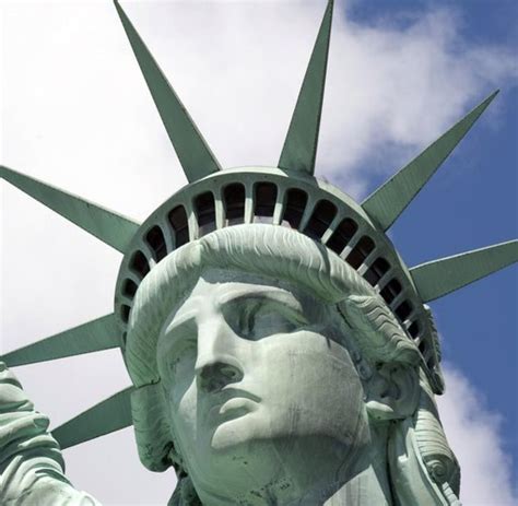 Ihr haltet dabei nicht auf liberty island, deshalb ist es die ideale tour für alle, die die freiheitsstatue sehen, aber nicht von innen besichtigen wollen. Freiheitsstatue in New York: Symbol für die Sehnsucht von ...