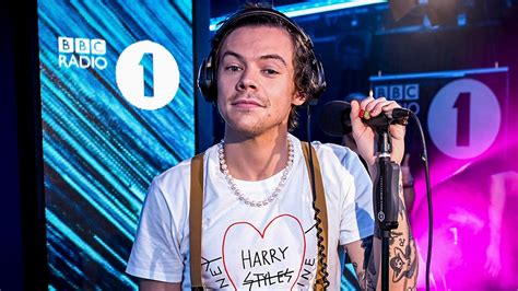 Bbc radio 1 относится к категории news. BBC Radio 1 - Radio 1's Live Lounge, Harry Styles