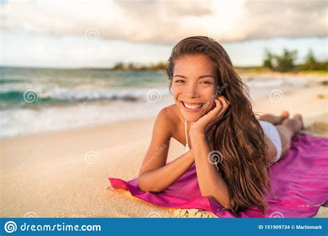 Glückliches Asiatisches Bikini Wwoman Modell Das Auf Den Sommerferien Liegen Auf Badetuch