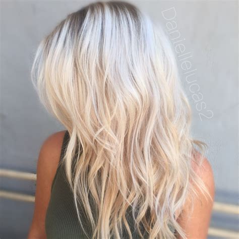 How To Get The Platinum Blonde Of Your Dreams Short Wavy Hair Hair