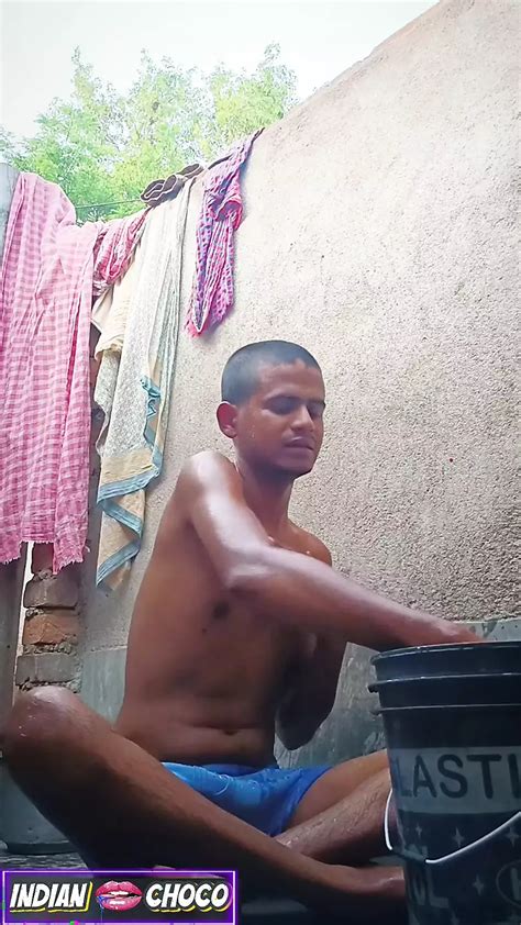 印度男孩在公共浴室裸体洗澡 Xhamster