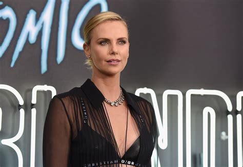 Charlize Theron Shares Her First Make Out Story On The Late Show Globaltv