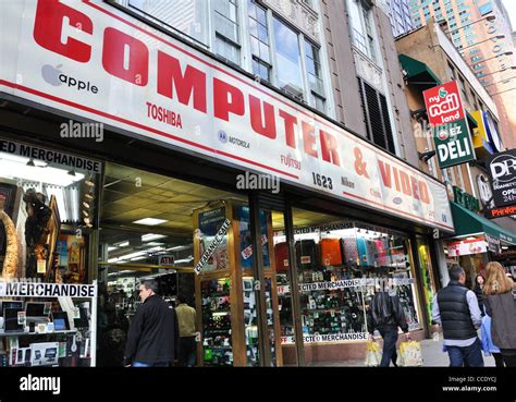 Computer And Electronics Store New York City Usa Stock Photo Alamy