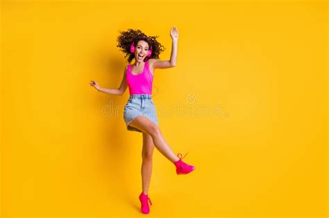 foto de cuerpo completo de loca mujer rizada con encanto bailando despreocupada levanta fiesta