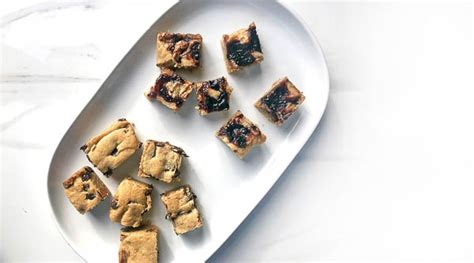 With only 2g of net carbs per brownie, who doesn't want a stash of these? Keto Peanut Butter Blondies: Two Ways! - Metropol